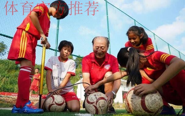 新华社：为何这个山区县学生家长给足球教育“打call”？